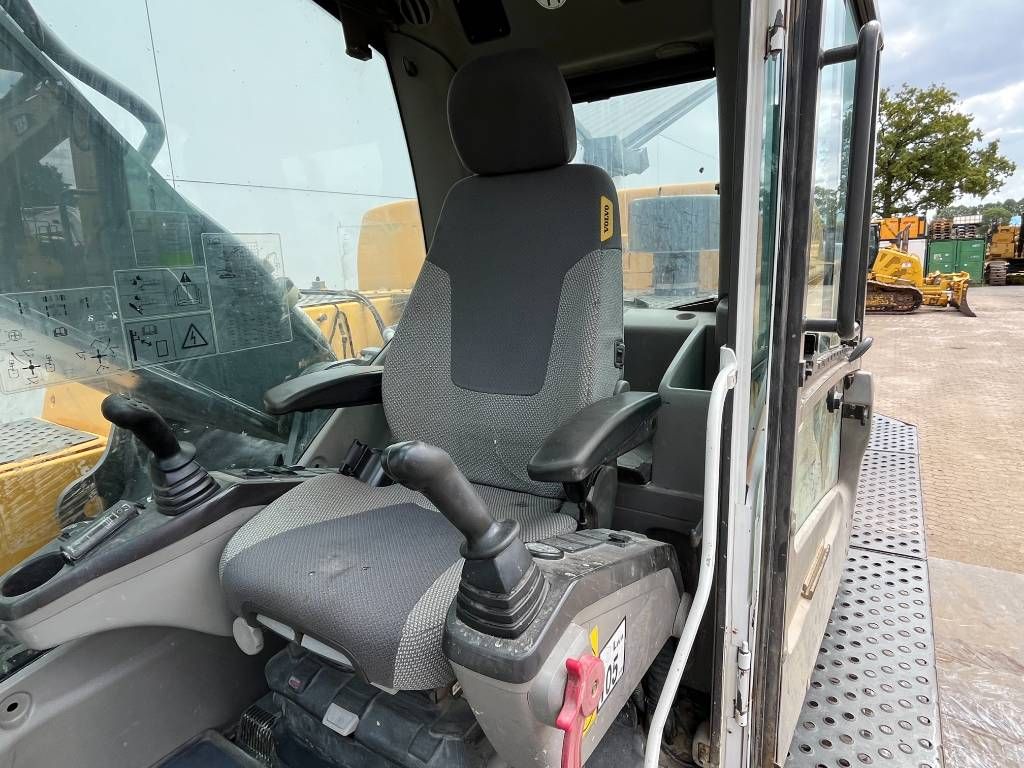 Volvo EC380DL - Automatic Greasing / Quick Coupler