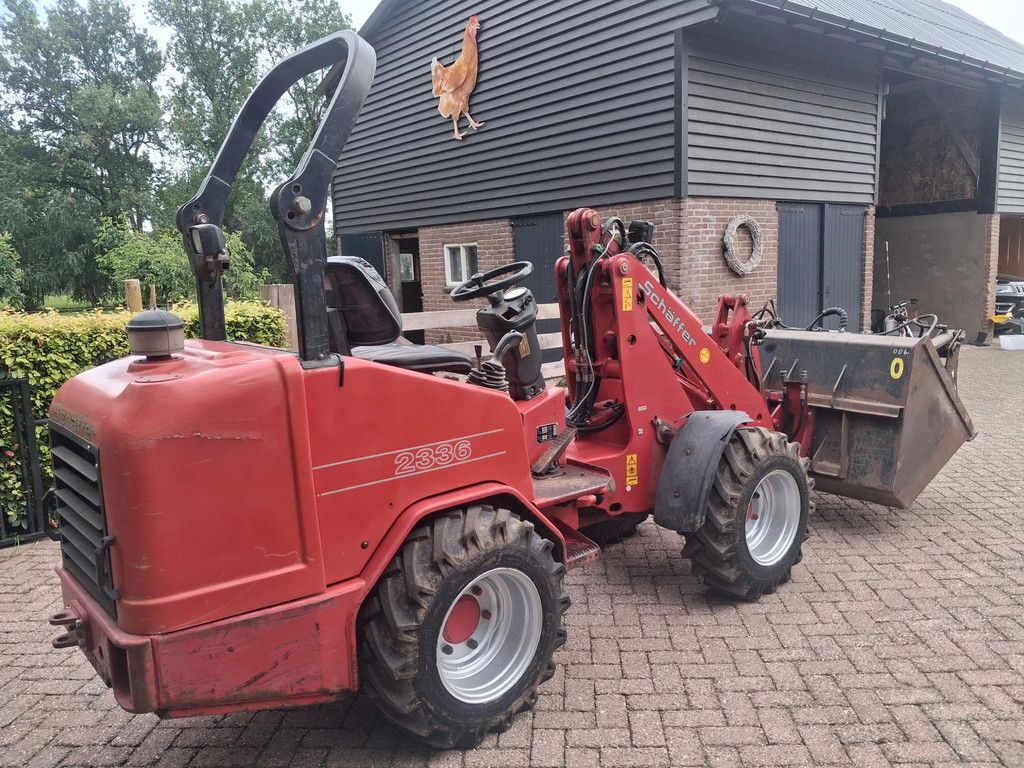 Schäffer 2336 2336 met bak en mestklem
