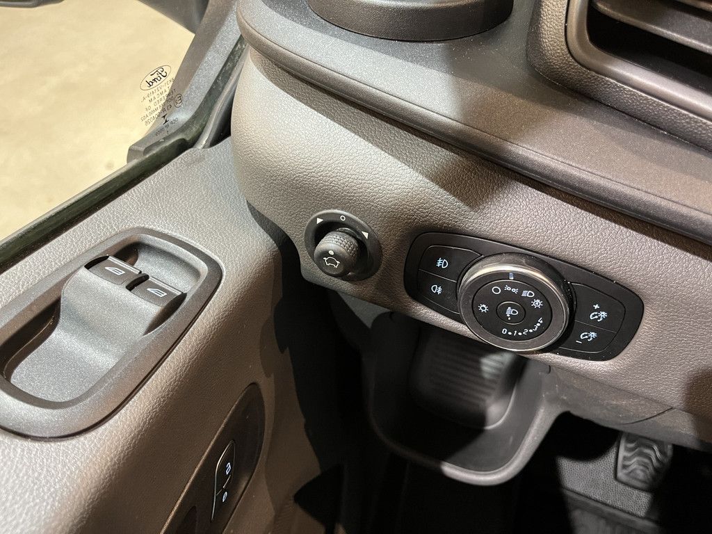 Ford Transit 2.0 TDCI L3H1 130 PK DC 7 pers. Open Laadbak / Euro 6 / Airco / Cruise Control / Trekhaak / CarPlay / 23.600 KM !!