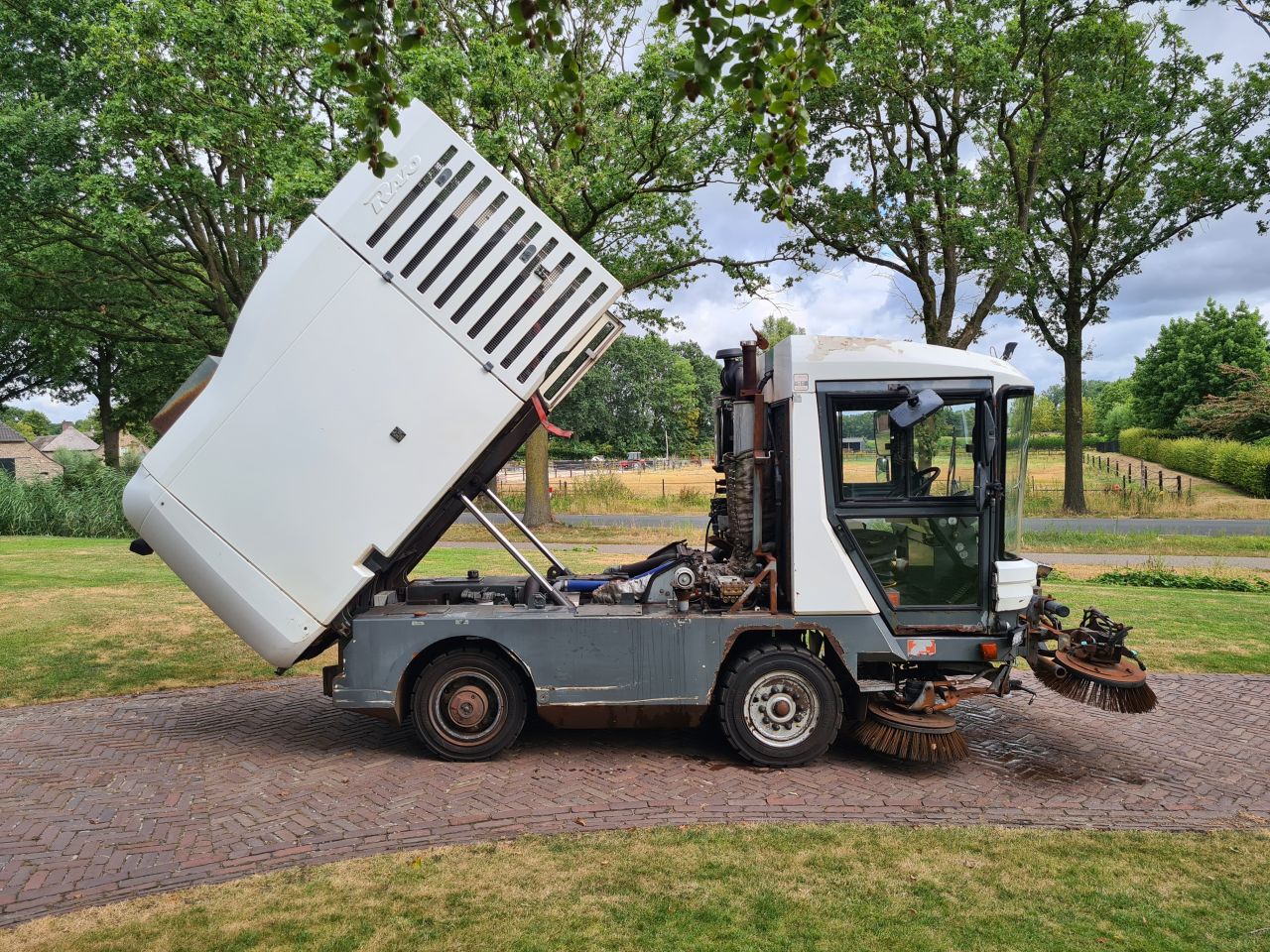 Ravo 530 veegmachine veegwagen met 3de borstel 2013.