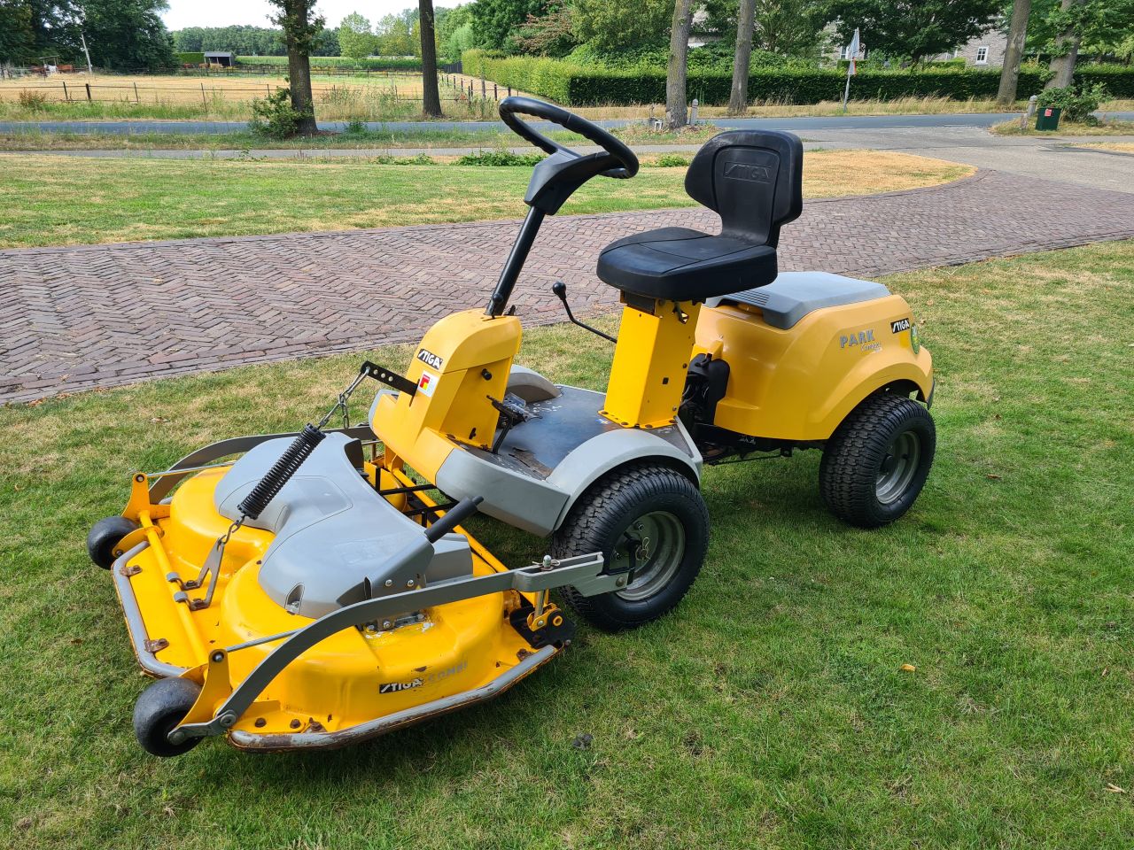 Stiga park Compact 16 HST zitmaaier frontmaaier hydrostaat