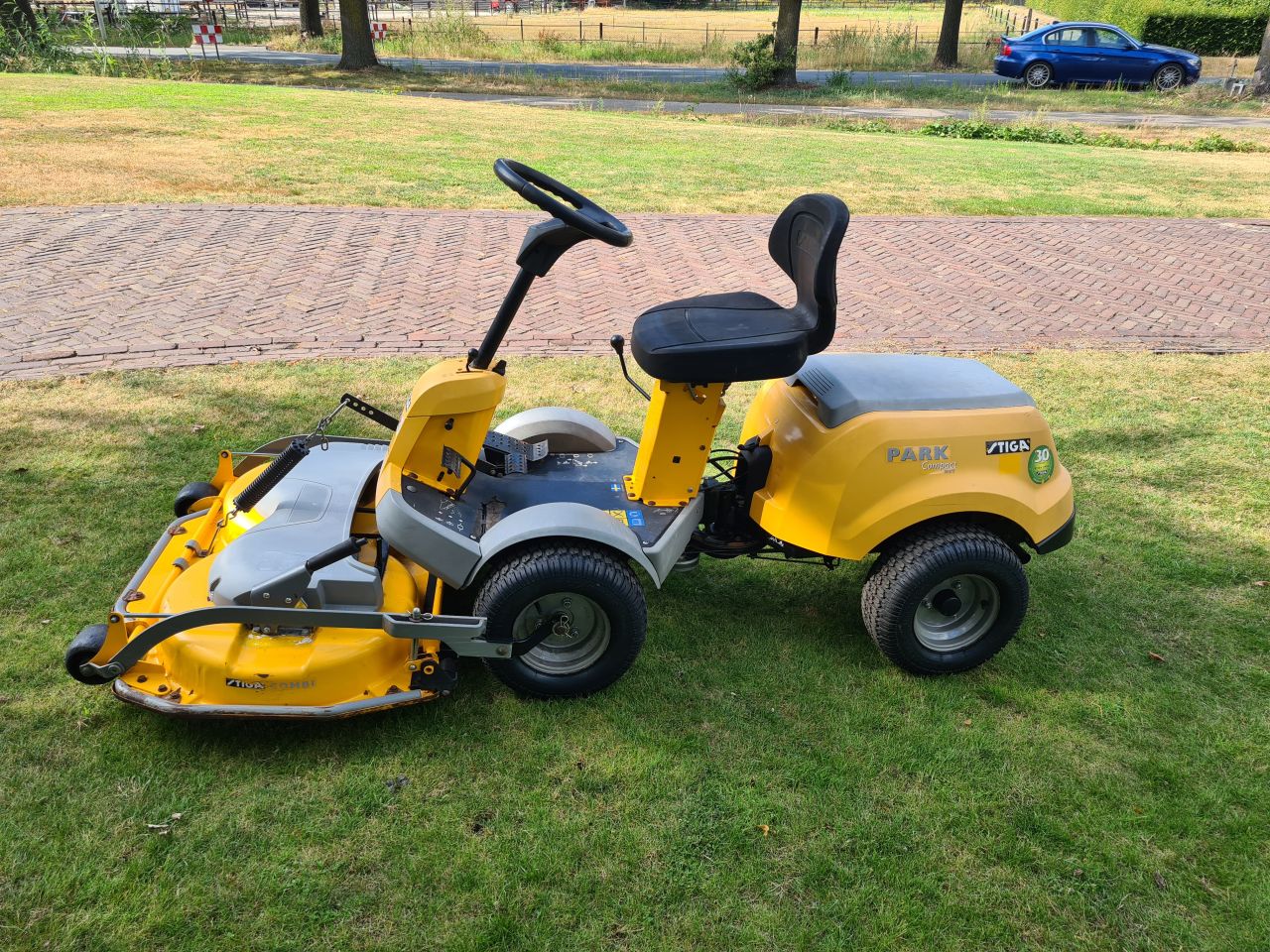 Stiga park Compact 16 HST zitmaaier frontmaaier hydrostaat