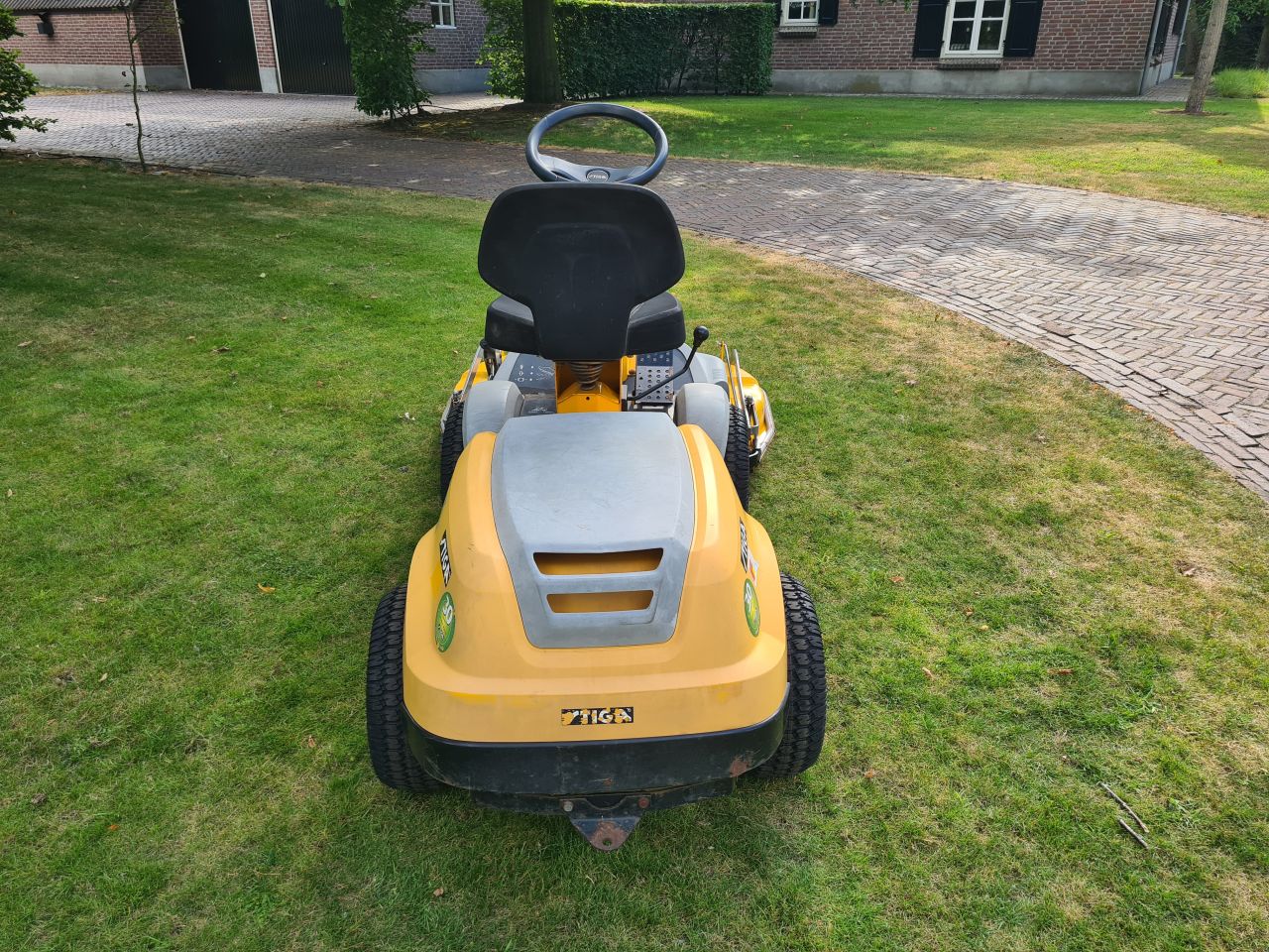 Stiga park Compact 16 HST zitmaaier frontmaaier hydrostaat