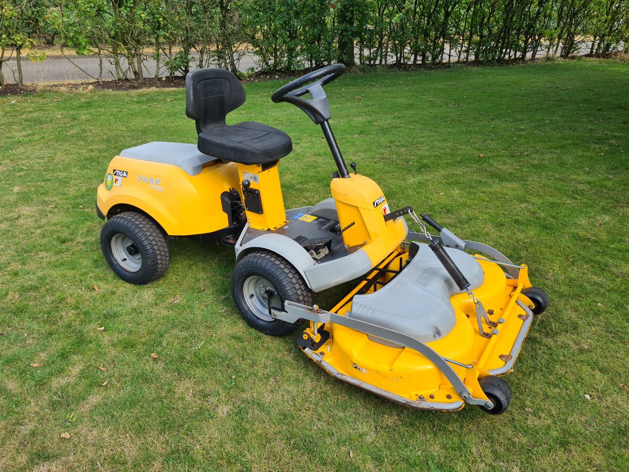 Stiga park Compact 16 HST zitmaaier frontmaaier hydrostaat