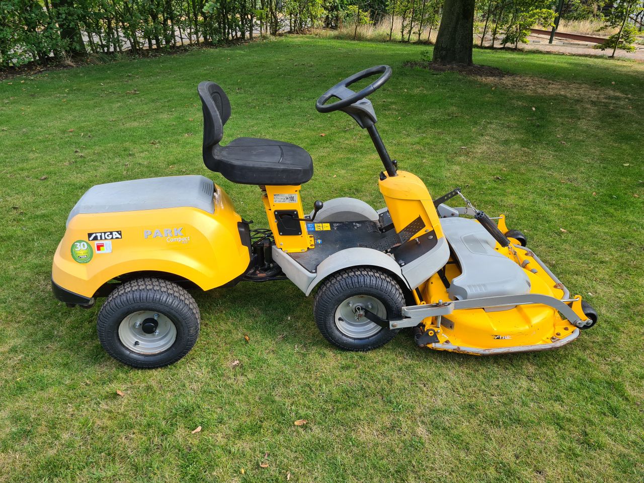 Stiga park Compact 16 HST zitmaaier frontmaaier hydrostaat