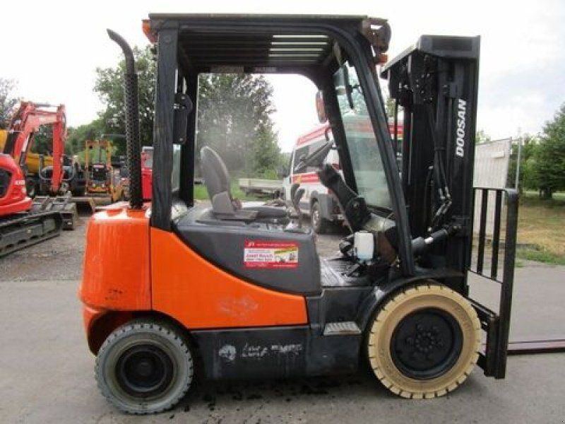 Doosan D25S-5Tripl-Freihub 4,75m + Seitenschieber