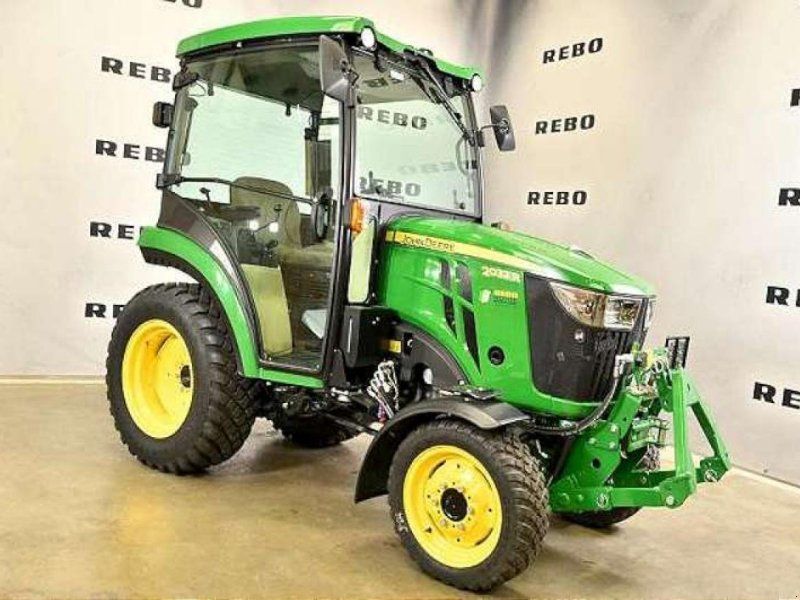 John Deere 2032R TRAKTOR