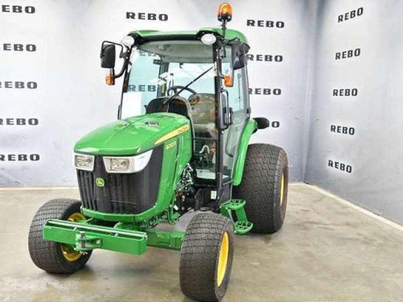 John Deere 4052R TRAKTOR