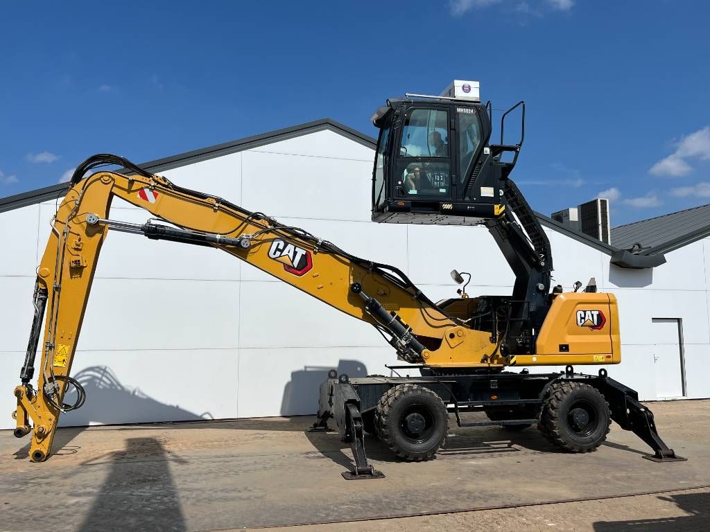 CAT MH3024 - Automatic Greasing / Tilting Cab
