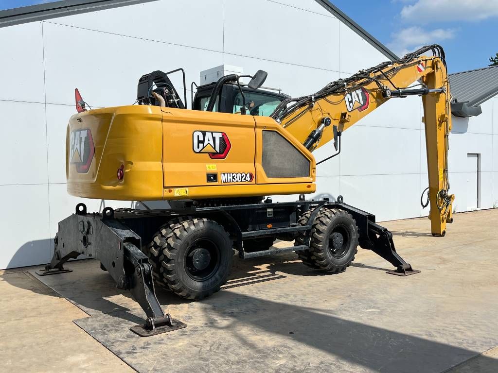 CAT MH3024 - Automatic Greasing / Tilting Cab