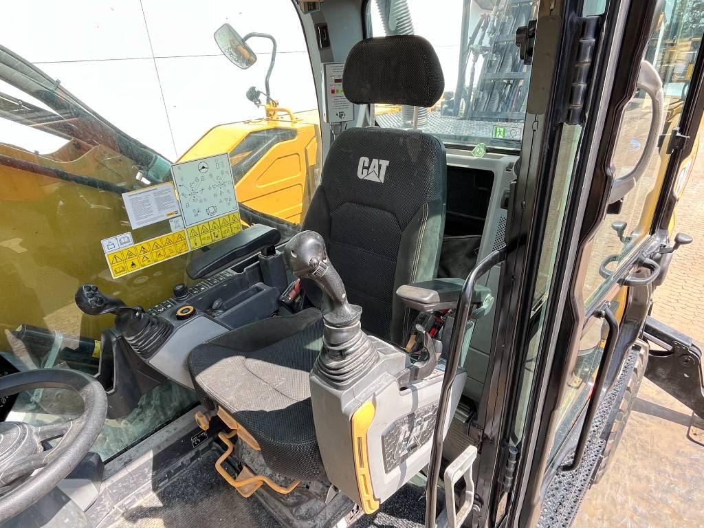 CAT MH3024 - Automatic Greasing / Tilting Cab