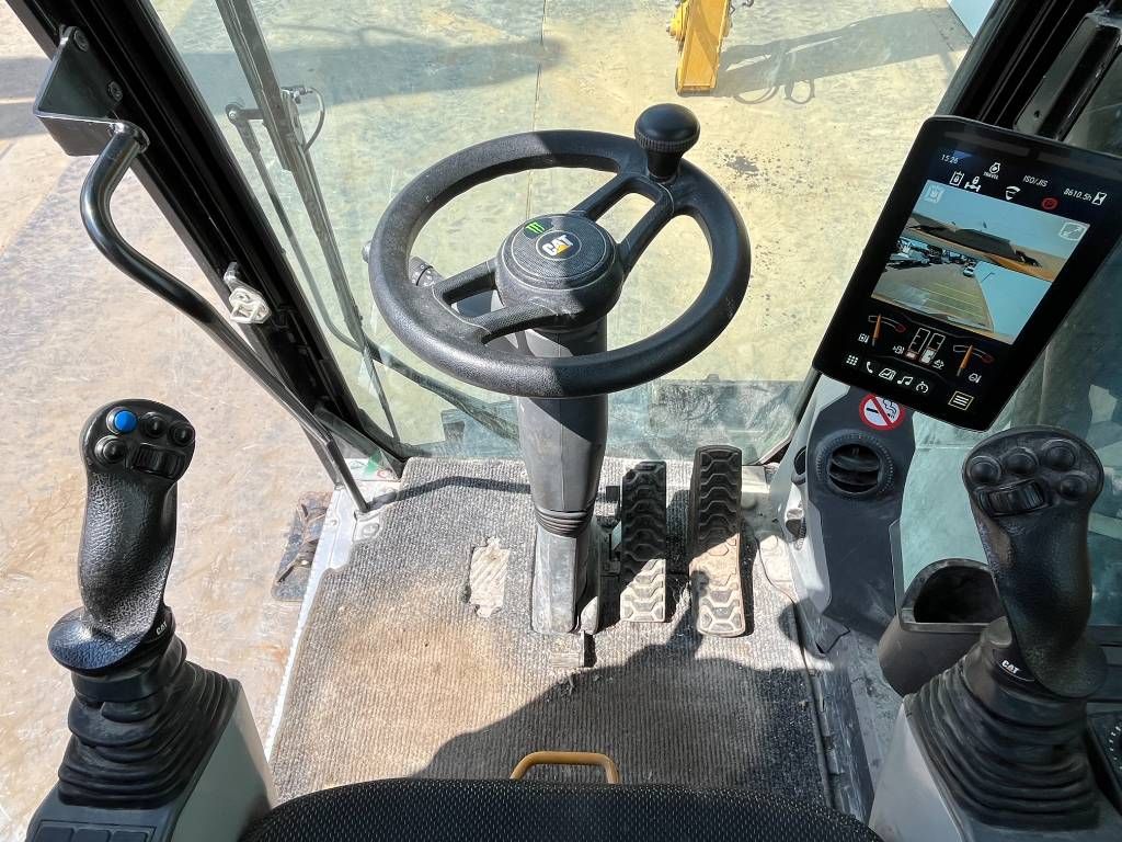 CAT MH3024 - Automatic Greasing / Tilting Cab
