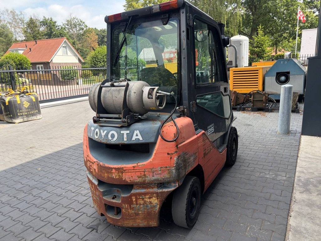 Gabelstapler Toyota 02-8FGF25 LPG 2500kg 3,3m 2011
