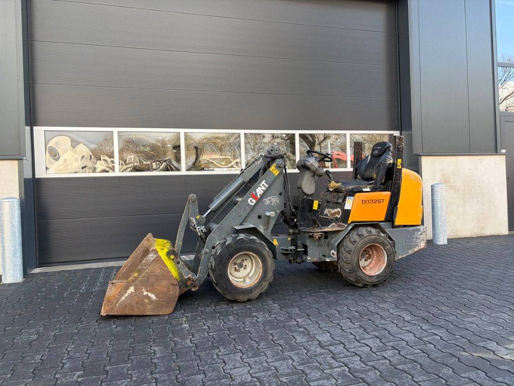 Knickgelenkter Radlader Giant D332ST Diesel 2011