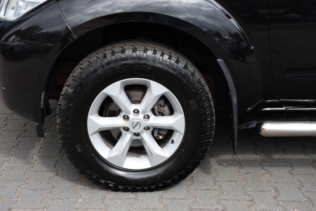 Nissan Navara 2.5 DCI DUBBEL CABIN SE 5 ZITS 4WD VAN