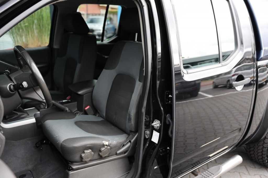 Nissan Navara 2.5 DCI DUBBEL CABIN SE 5 ZITS 4WD VAN