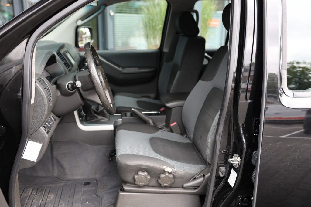 Nissan Navara 2.5 DCI DUBBEL CABIN SE 5 ZITS 4WD VAN