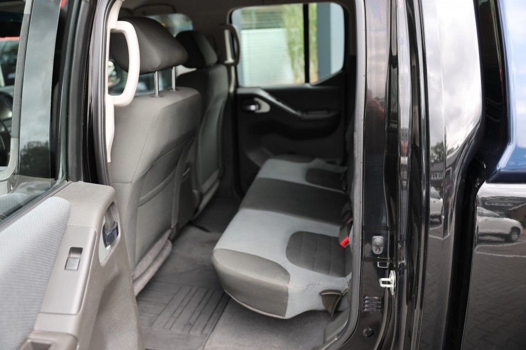 Nissan Navara 2.5 DCI DUBBEL CABIN SE 5 ZITS 4WD VAN