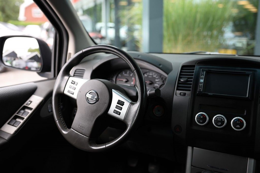 Nissan Navara 2.5 DCI DUBBEL CABIN SE 5 ZITS 4WD VAN