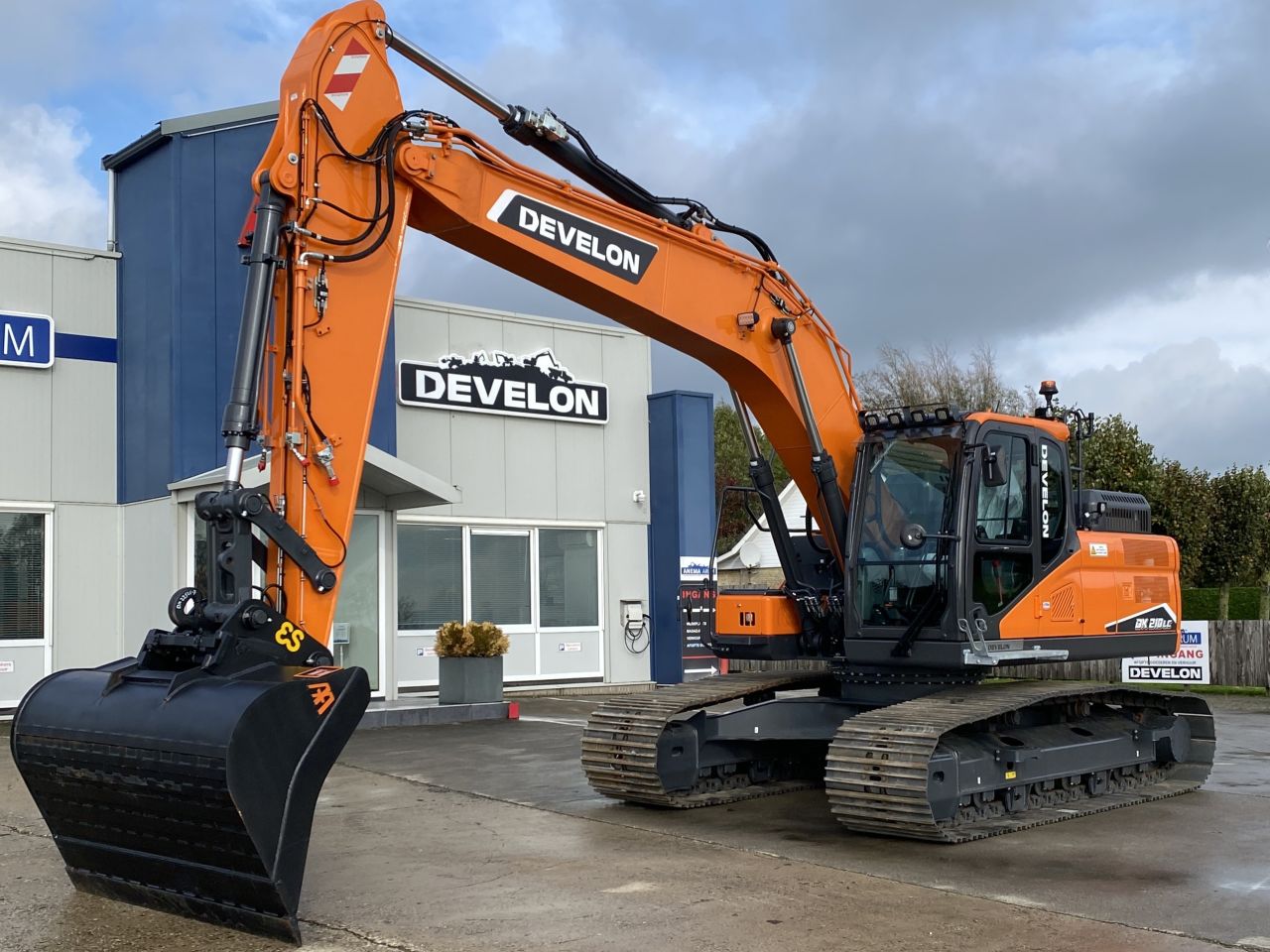 Develon DX210LC-7