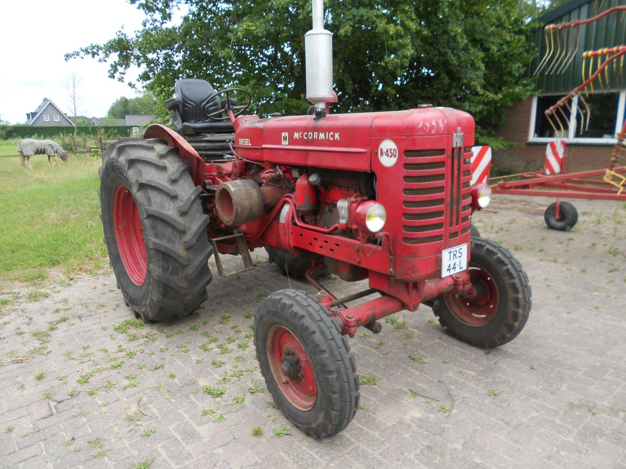 M c cormck internatinal B 450