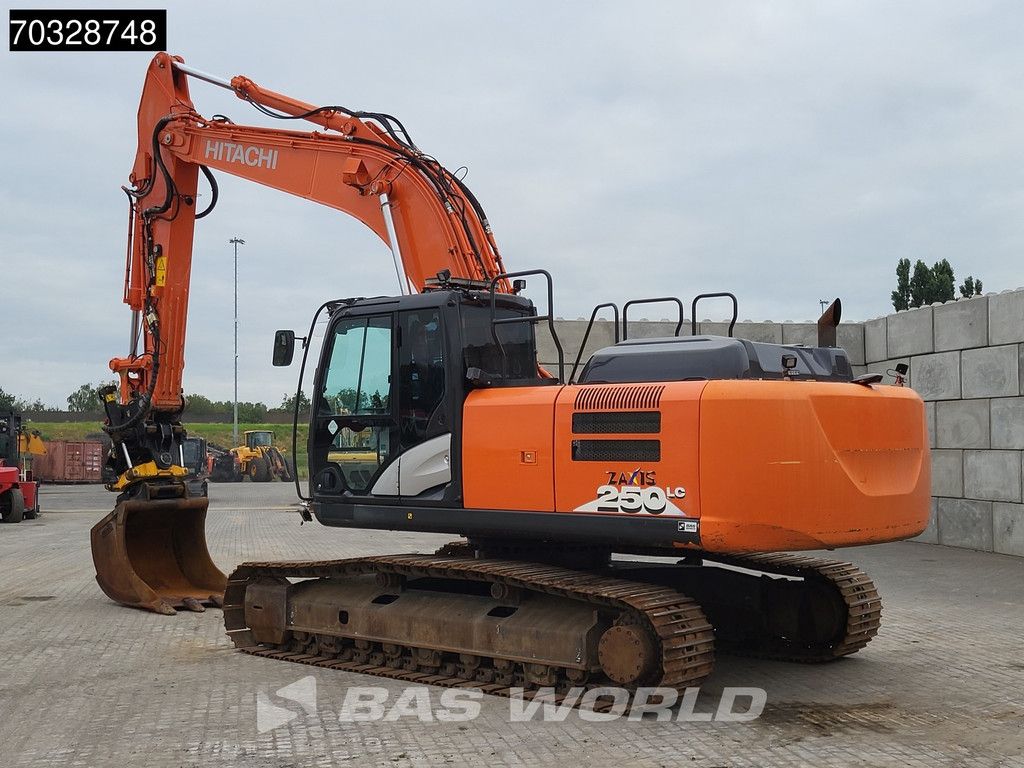 Hitachi ZX250 LC -6 Roto + Bucket