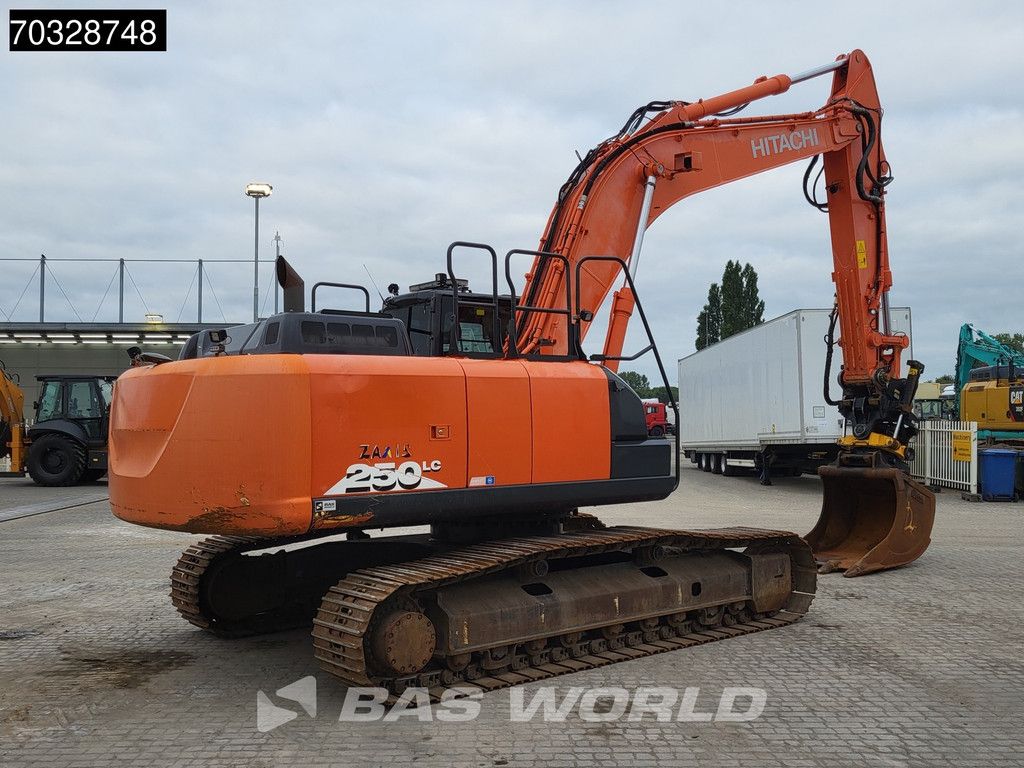 Hitachi ZX250 LC -6 Roto + Bucket
