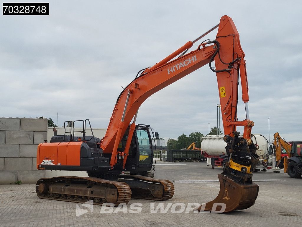 Hitachi ZX250 LC -6 Roto + Bucket