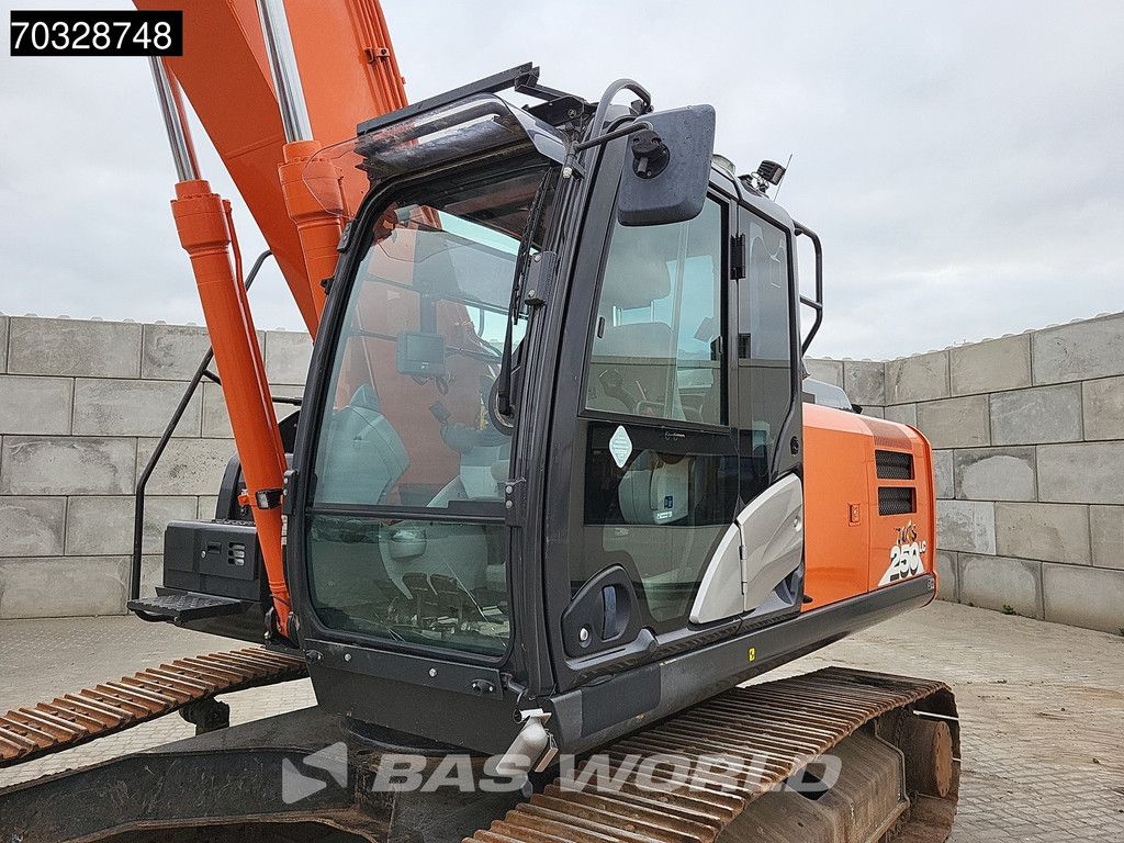 Hitachi ZX250 LC -6 Roto + Bucket