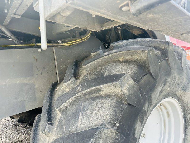 Massey Ferguson 7347S Activa MCS mit Schneidwerk