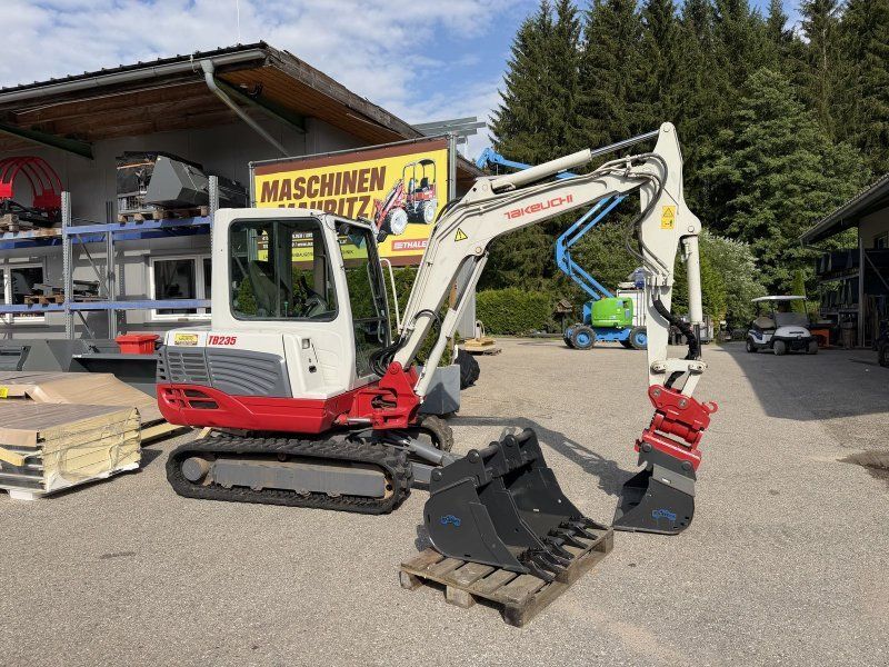 Takeuchi TB 235 mit Powertilt