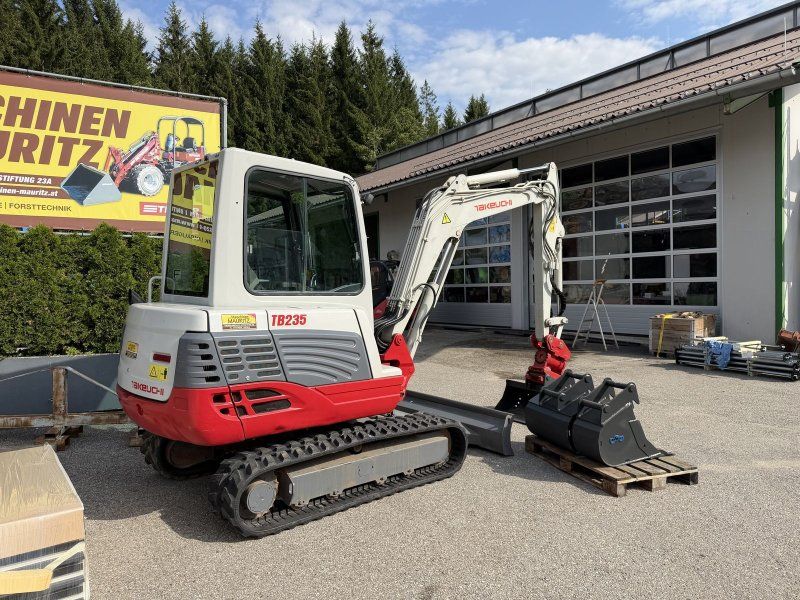 Takeuchi TB 235 mit Powertilt