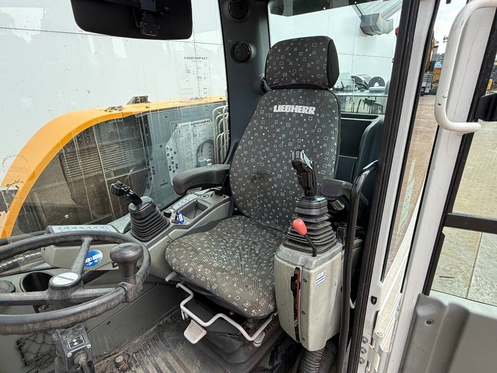 Liebherr A910 - Blade / Auto Greasing / Quick Coupler
