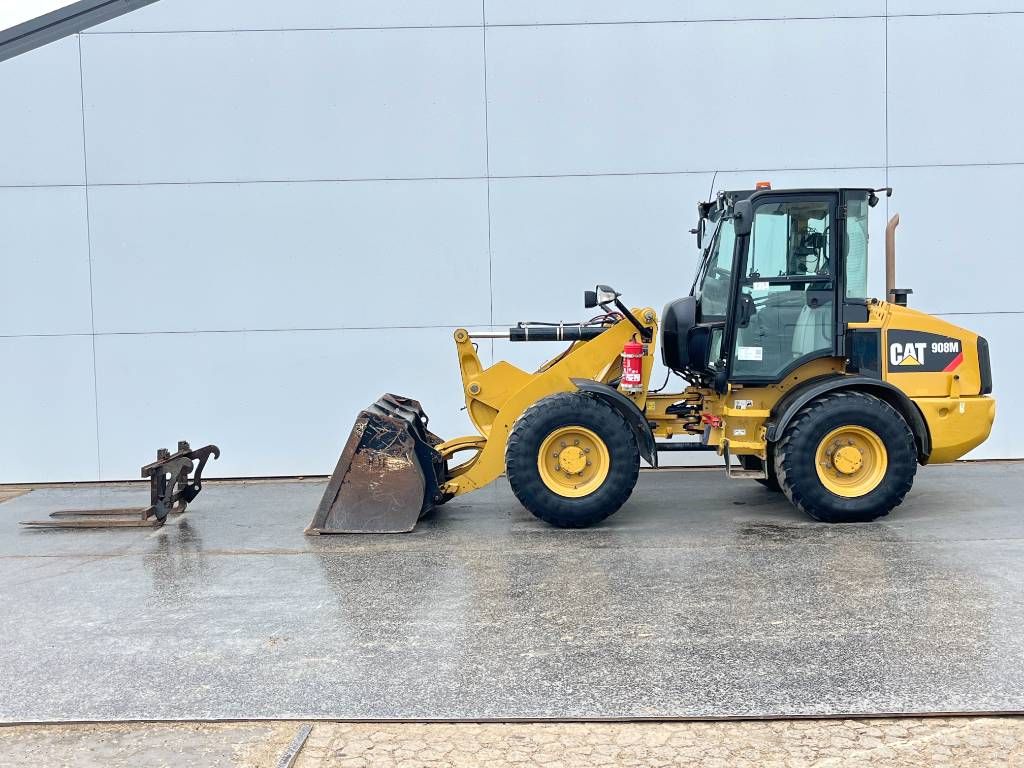 CAT 908M - Bucket + Forks / Automatic Greasing