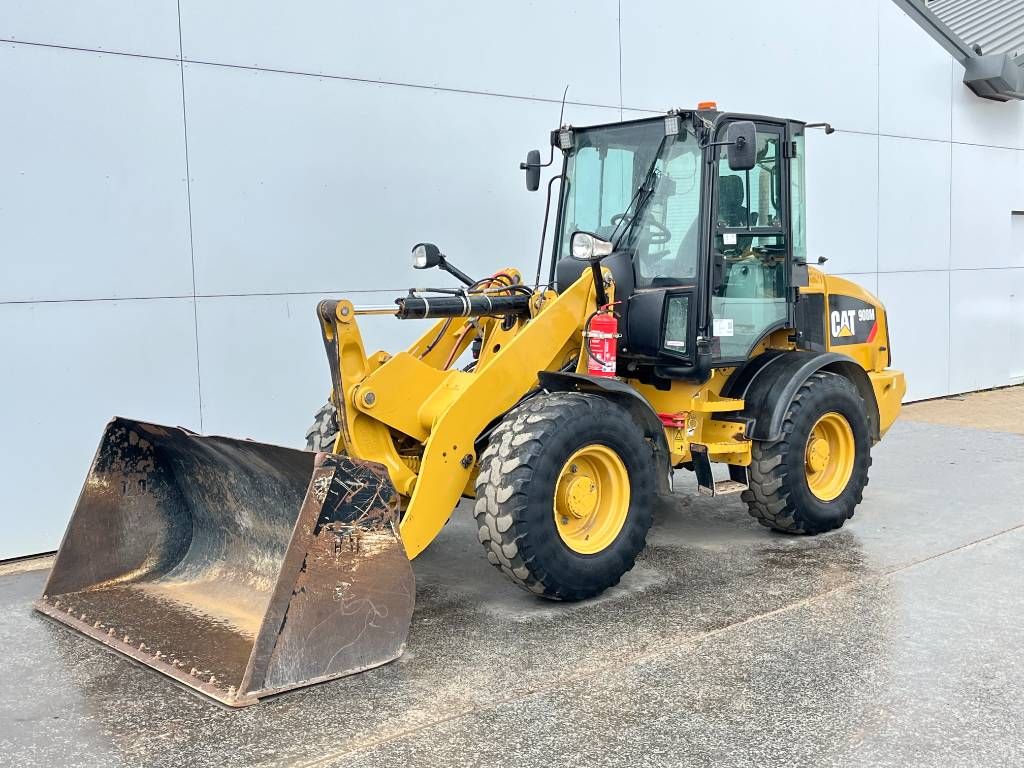 CAT 908M - Bucket + Forks / Automatic Greasing