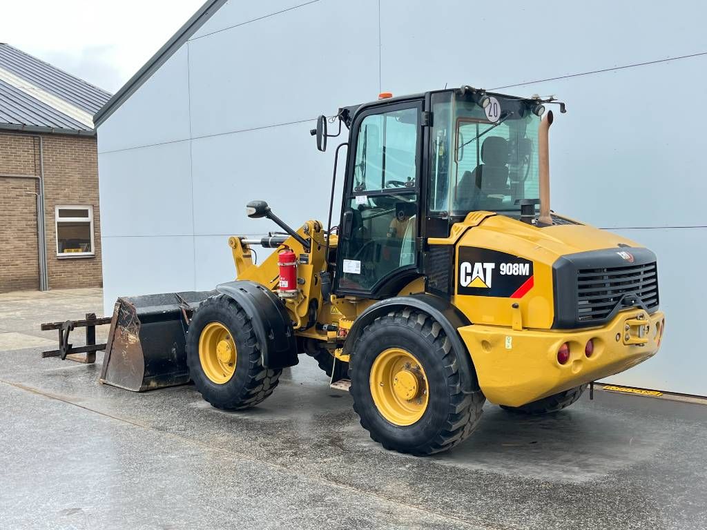 CAT 908M - Bucket + Forks / Automatic Greasing