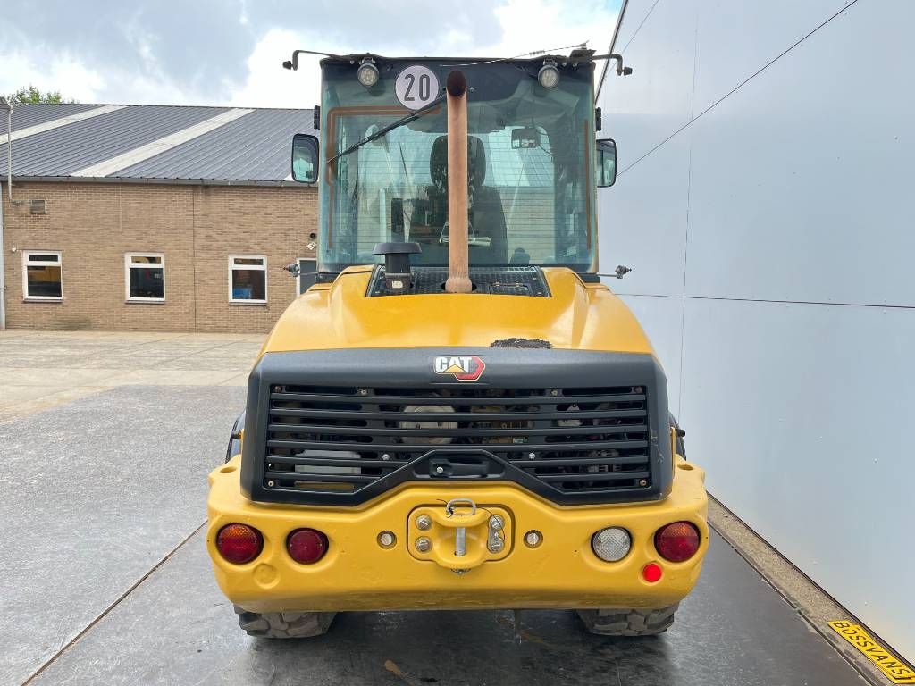 CAT 908M - Bucket + Forks / Automatic Greasing