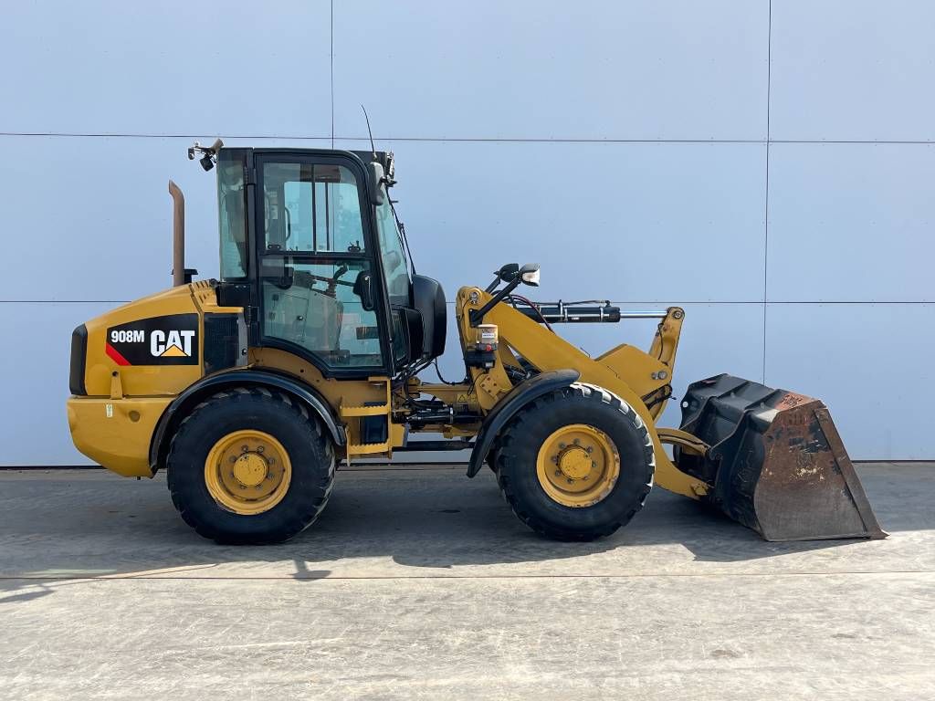 CAT 908M - Bucket + Forks / Automatic Greasing