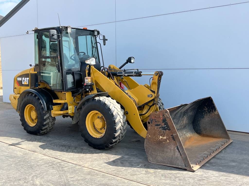 CAT 908M - Bucket + Forks / Automatic Greasing