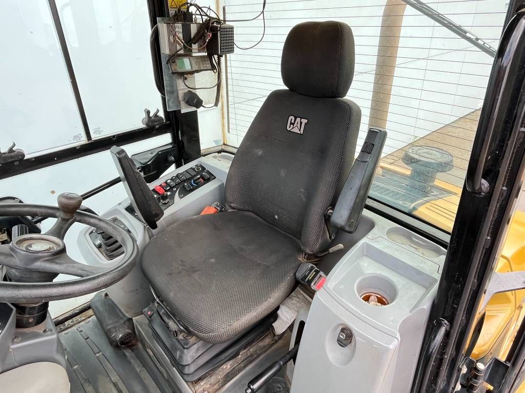 CAT 908M - Bucket + Forks / Automatic Greasing