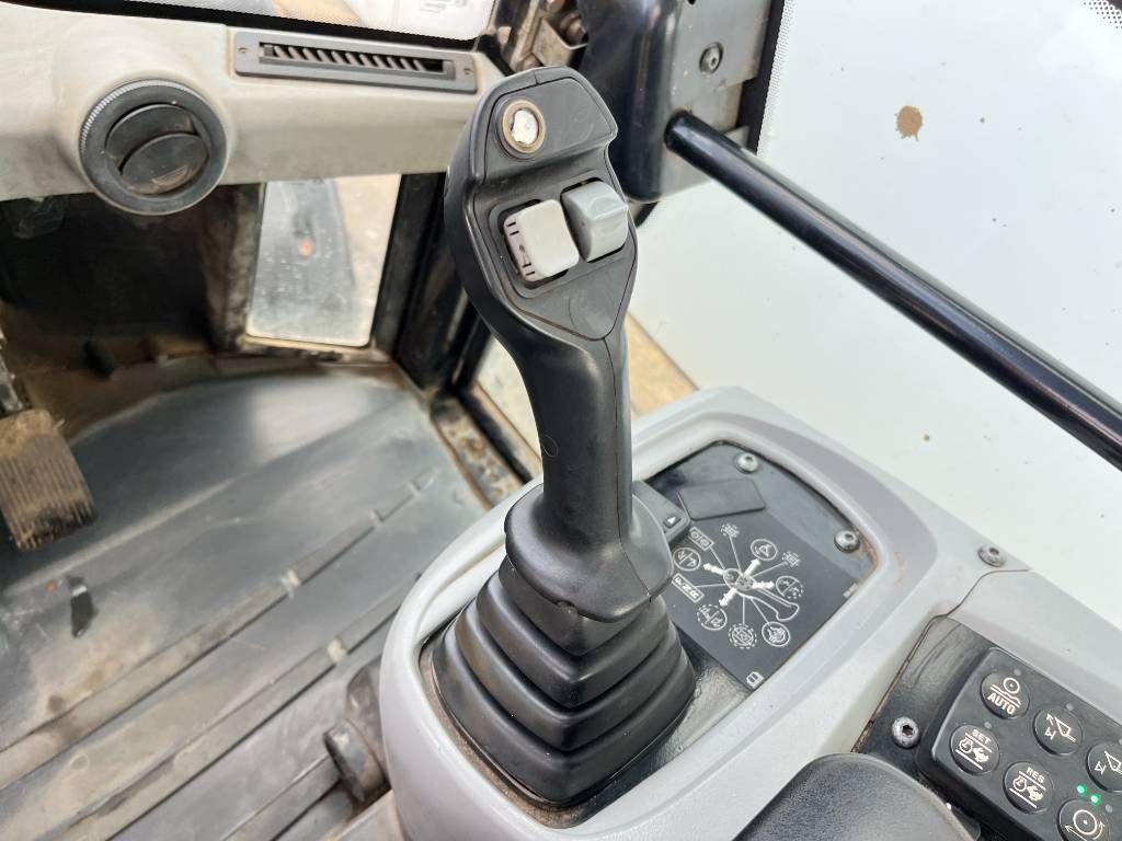 CAT 908M - Bucket + Forks / Automatic Greasing