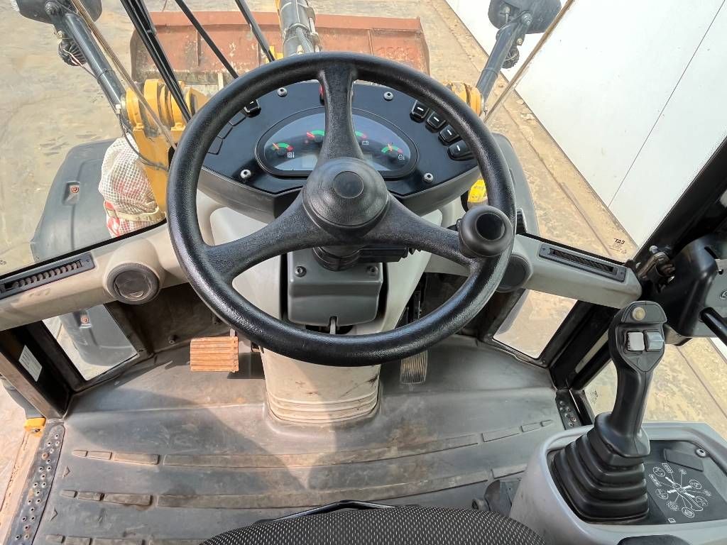 CAT 908M - Quick Coupler / Automatic Greasing