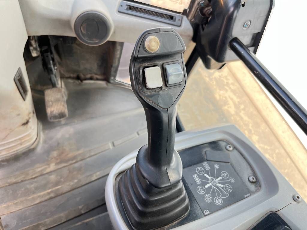 CAT 908M - Quick Coupler / Automatic Greasing