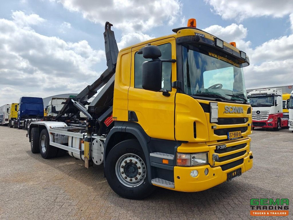Scania P 320 B 6X2*4 Tageskabine EEV – 9-Tonnen-Vorderachse – HyvaLift-Hakenlift + HMF 1720 K3 + Fernbedienung