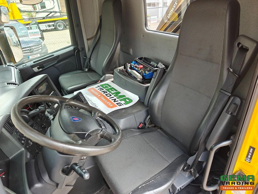 Scania P 320 B 6X2*4 Tageskabine EEV – 9-Tonnen-Vorderachse – HyvaLift-Hakenlift + HMF 1720 K3 + Fernbedienung