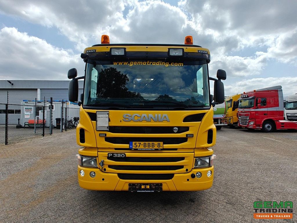 Scania P 320 B 6X2*4 Tageskabine EEV – 9-Tonnen-Vorderachse – HyvaLift-Hakenlift + HMF 1720 K3 + Fernbedienung