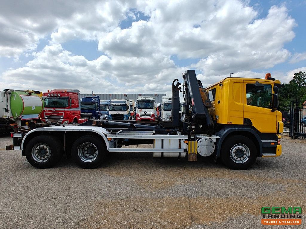 Scania P 320 B 6X2*4 Tageskabine EEV – 9-Tonnen-Vorderachse – HyvaLift-Hakenlift + HMF 1720 K3 + Fernbedienung
