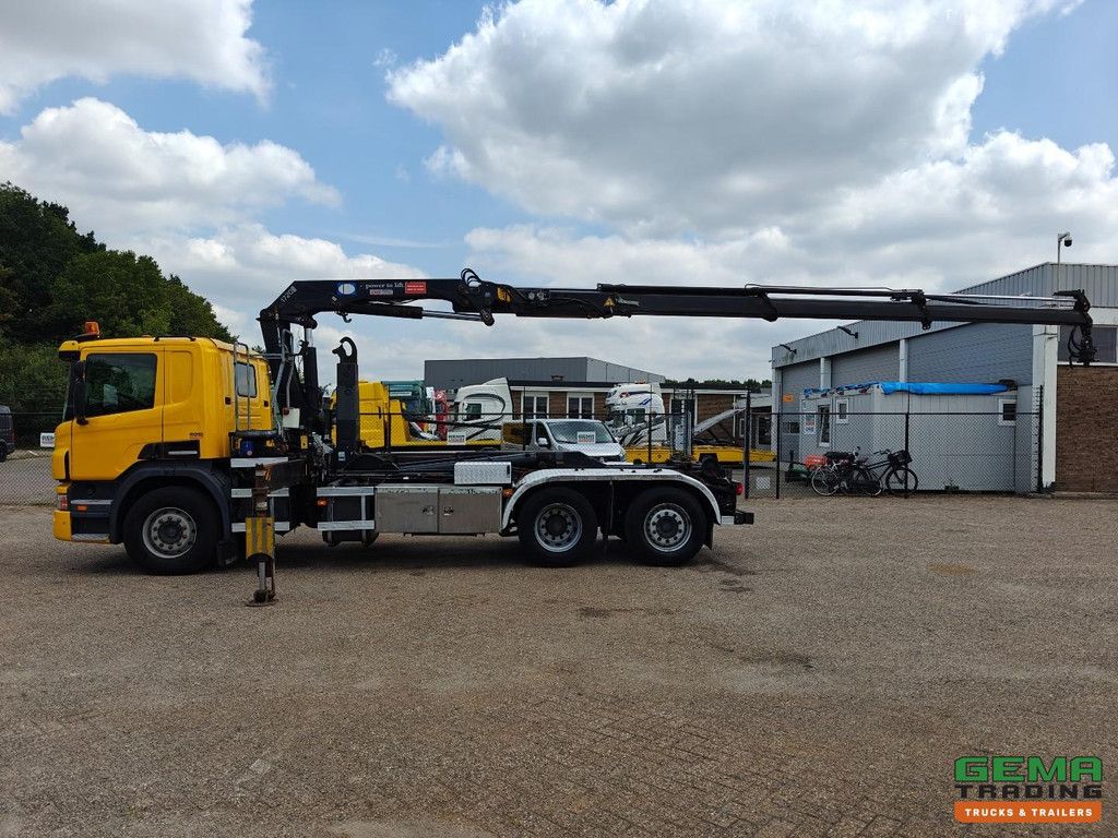 Scania P 320 B 6X2*4 Tageskabine EEV – 9-Tonnen-Vorderachse – HyvaLift-Hakenlift + HMF 1720 K3 + Fernbedienung