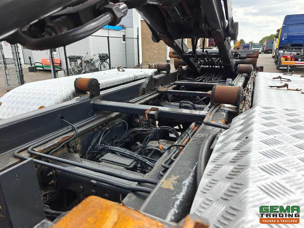 Scania P 320 B 6X2*4 Tageskabine EEV – 9-Tonnen-Vorderachse – HyvaLift-Hakenlift + HMF 1720 K3 + Fernbedienung