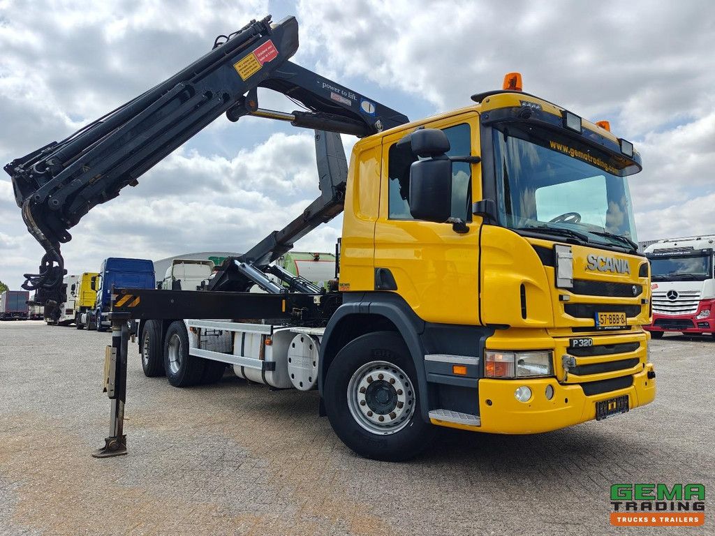 Scania P 320 B 6X2*4 Tageskabine EEV – 9-Tonnen-Vorderachse – HyvaLift-Hakenlift + HMF 1720 K3 + Fernbedienung